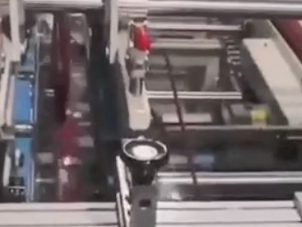 全自動膠(jiao)盒機生産(chan)