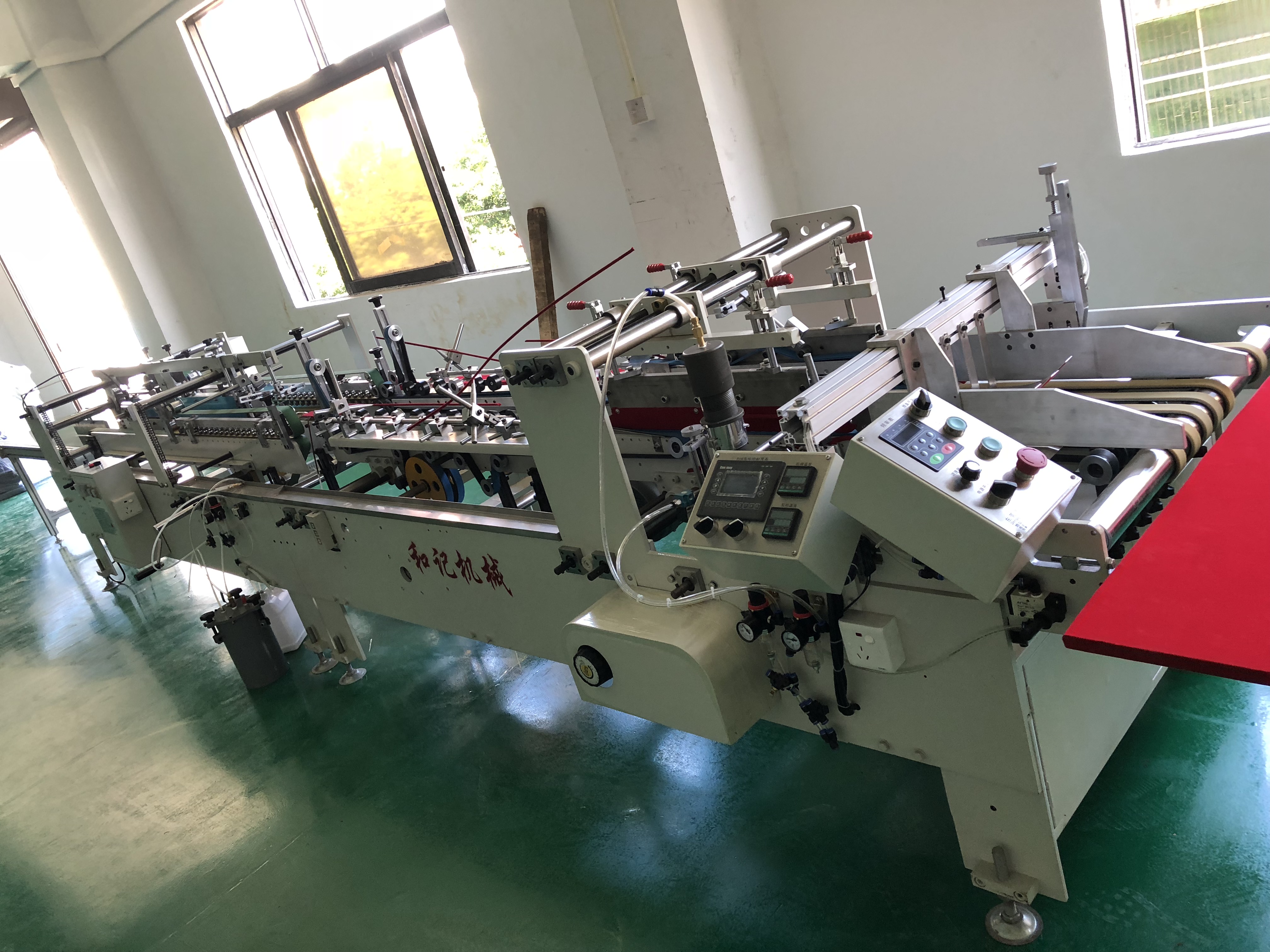 全自動(dong)膠盒機(ji)