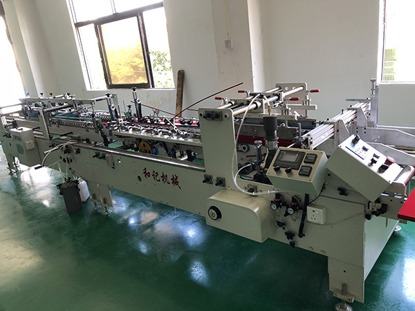 全自(zi)動塑(su)料折(she)盒機(ji)