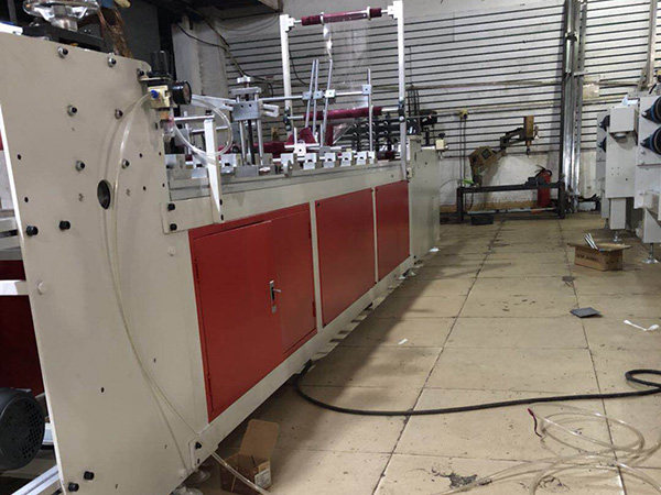 窗簾(lian)盒膠盒機(ji)