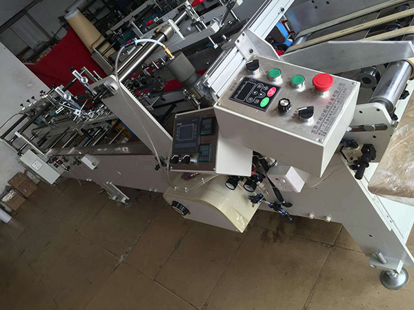 四(si)合一(yi)全自(zi)動膠(jiao)盒機(ji) PVC透明(ming)塑料(liao)盒全(quan)自動(dong)粘盒(he)成型(xing)機 廠(chang)家定(ding)制