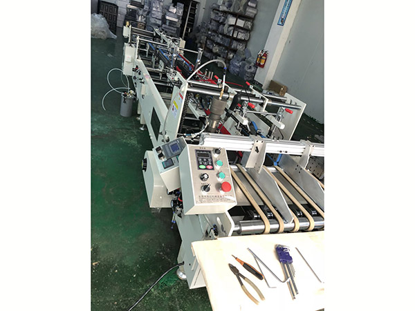 PVC PET透(tou)明膠盒(he)自動折(she)邊粘盒(he)機 塑料(liao)包裝盒(he)膠盒機(ji)