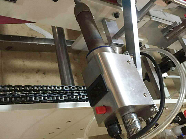 全自動(dong)粘盒膠(jiao)盒機