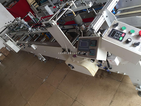 講一(yi)講膠盒機(ji)的發展與(yu)時俱進和(he)特點