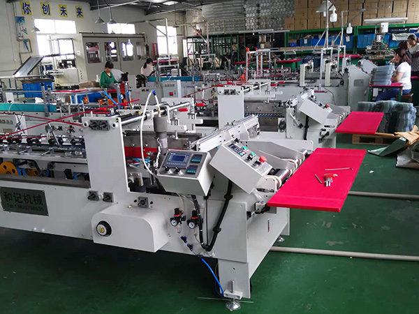 東(dong)莞和記(ji)PET,PP膠盒     自(zi)動膠盒(he)機