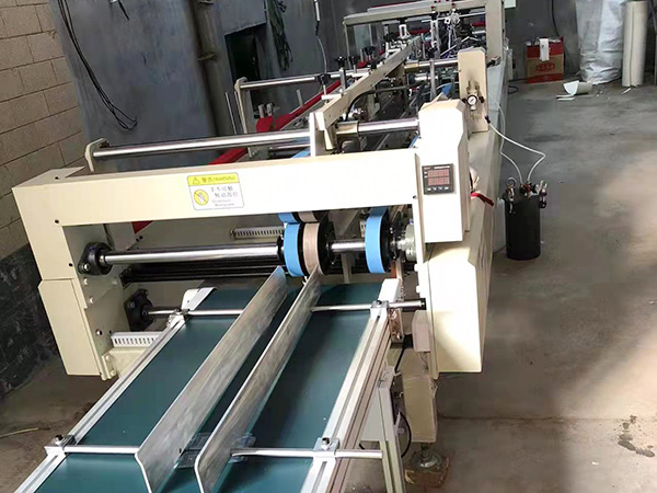 PET全自動(dong)膠盒機