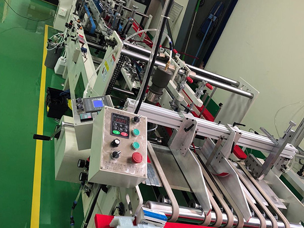 批發(fa)全自動(dong)膠盒機(ji) pvc透明包(bao)裝膠盒(he)機廠家(jia) PET噴槍膠(jiao)盒機