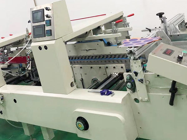 上海PVC。pet膠盒(he)機  全自動(dong)高速糊盒(he)機 熱熔膠(jiao)粘盒機全(quan)自動PP塑料(liao)折盒機 PVC糊(hu)盒機