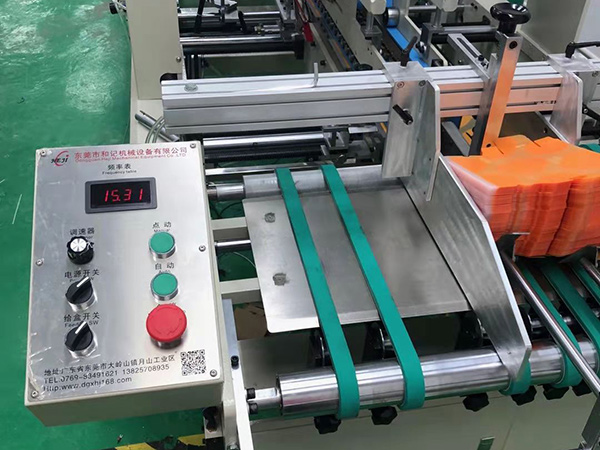 PVC全自(zi)動膠盒(he)機  專注(zhu)PVC PET  PP膠盒自(zi)動刷膠(jiao)水粘貼(tie)