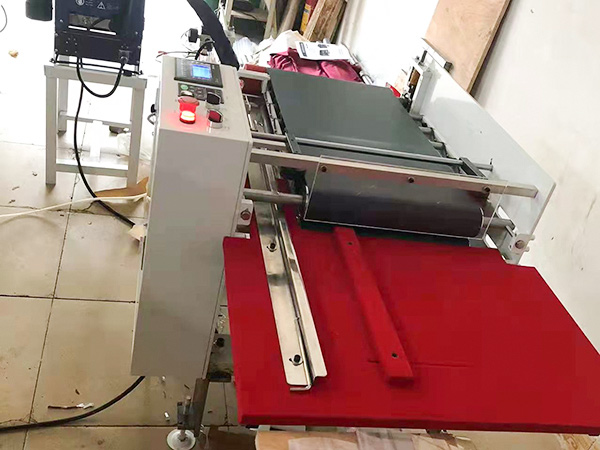 pet pvc自動(dong)膠盒機(ji) 