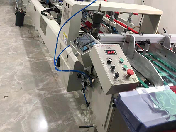 東(dong)莞和記廠(chang)家塑料膠(jiao)盒機 全自(zi)動塑料膠(jiao)盒折盒機(ji) 全自動膠(jiao)盒成型機(ji)