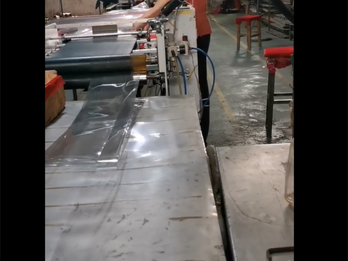 窗簾(lian)膠盒(he)機